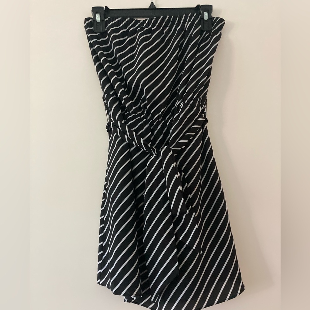 Preowned EXPRESS Strapless Pinstripe Summer Dress Pockets - Black / White - XS